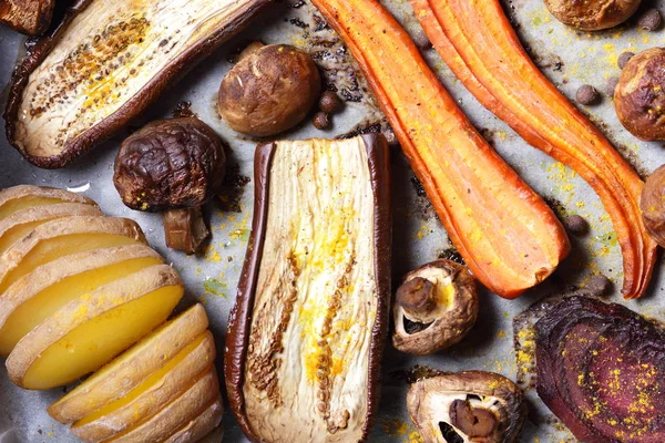 Çeşitli sebze fırında evde mutfak pişmiş.