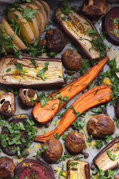 Çeşitli sebze fırında evde mutfak pişmiş.