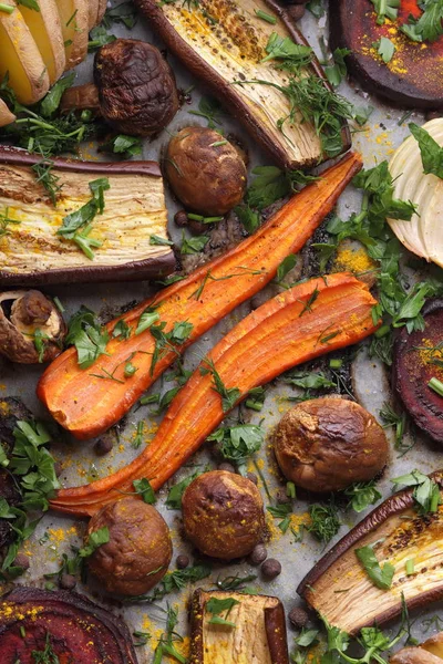 Çeşitli sebze fırında evde mutfak pişmiş.