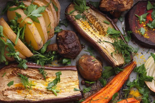 Çeşitli sebze fırında evde mutfak pişmiş.