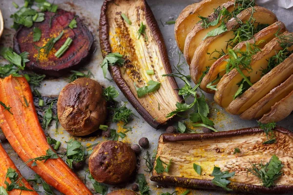 Çeşitli sebze fırında evde mutfak pişmiş.