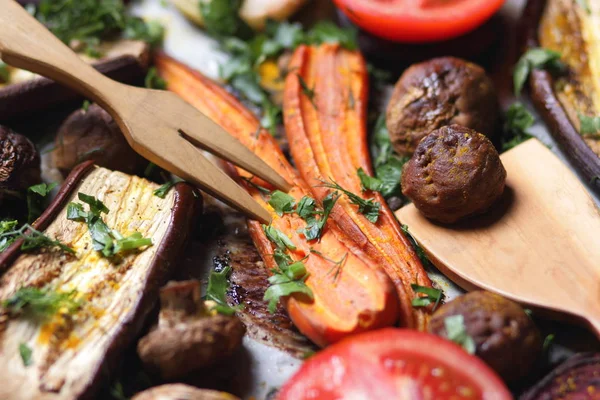 Çeşitli sebze fırında evde mutfak pişmiş.