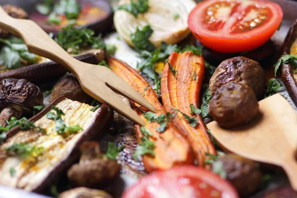 Çeşitli sebze fırında evde mutfak pişmiş.