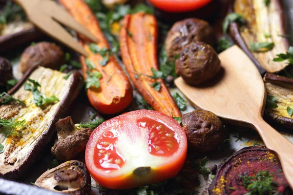 Çeşitli sebze fırında evde mutfak pişmiş.