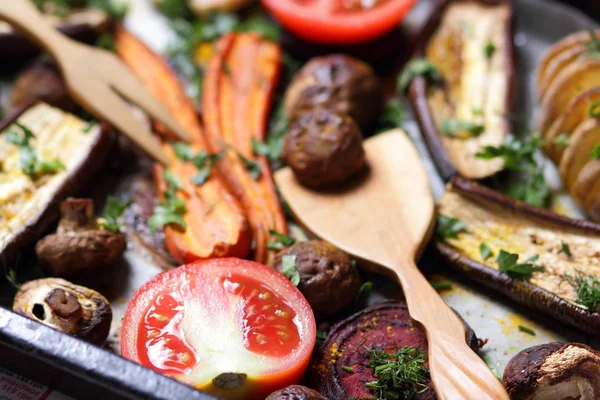 Çeşitli sebze fırında evde mutfak pişmiş.