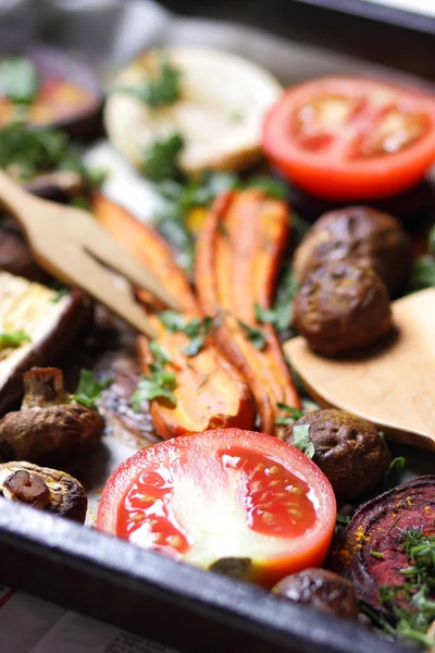 Çeşitli sebze fırında evde mutfak pişmiş.