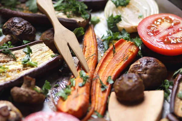 Çeşitli sebze fırında evde mutfak pişmiş.