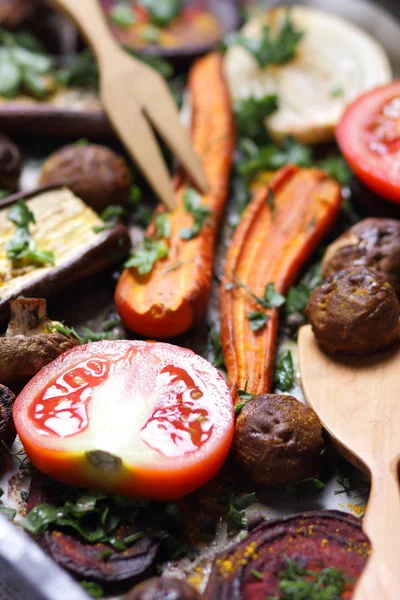 Çeşitli sebze fırında evde mutfak pişmiş.