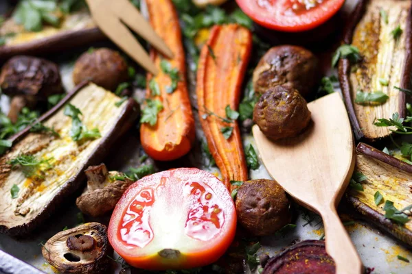 Çeşitli sebze fırında evde mutfak pişmiş.