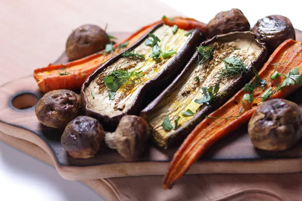 Çeşitli sebze fırında evde mutfak pişmiş.