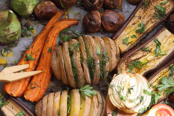 Çeşitli sebze fırında evde mutfak pişmiş.