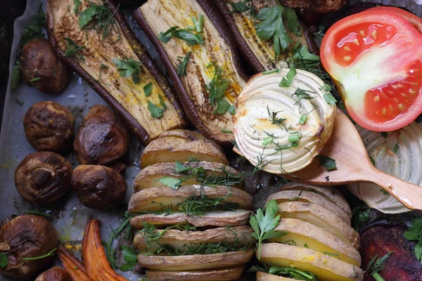 Olika grönsaker som bakas i ugnen hemma kök — Stockfoto