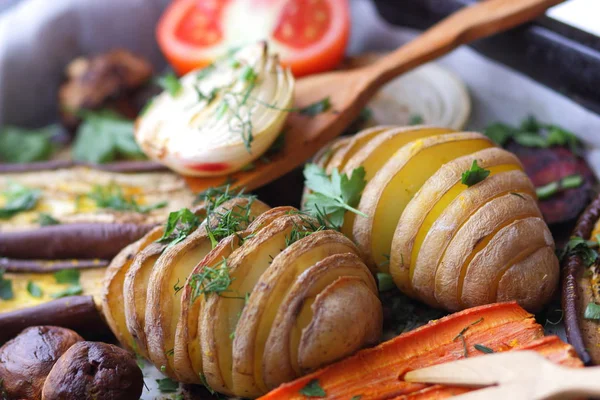 Çeşitli sebze fırında evde mutfak pişmiş.