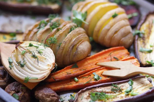 Çeşitli sebze fırında evde mutfak pişmiş.