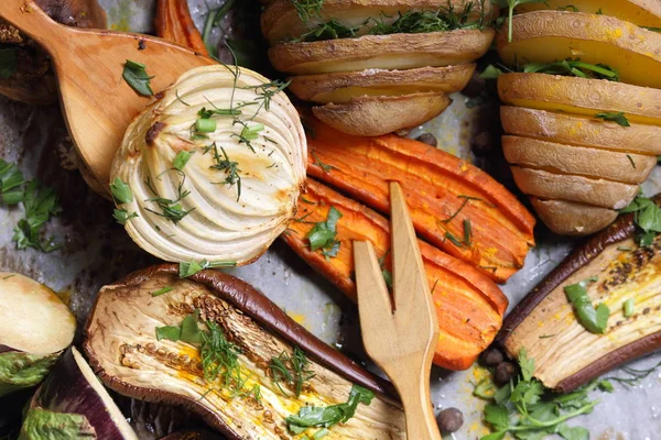 Varias verduras horneadas en el horno en la cocina casera — Foto de Stock