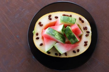 Siyah bir plaka üzerinde karpuz kavun dolması