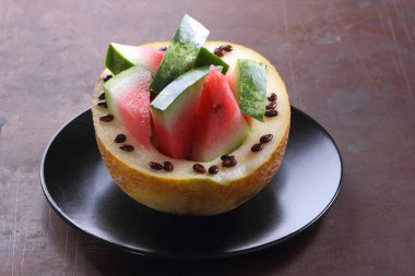 Siyah bir plaka üzerinde karpuz kavun dolması