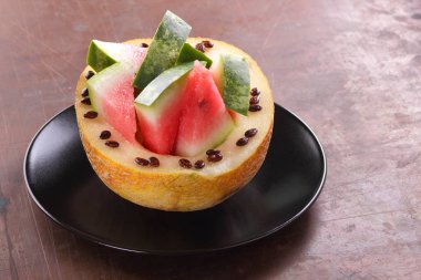 Siyah bir plaka üzerinde karpuz kavun dolması