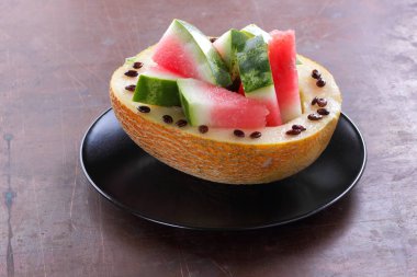 Siyah bir plaka üzerinde karpuz kavun dolması