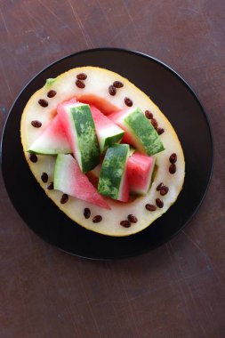 Siyah bir plaka üzerinde karpuz kavun dolması