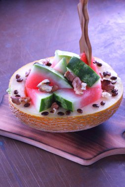 Bir ahşap tahta üzerinde ceviz serpilir karpuz, kavun dolması