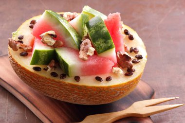 Bir ahşap tahta üzerinde ceviz serpilir karpuz, kavun dolması