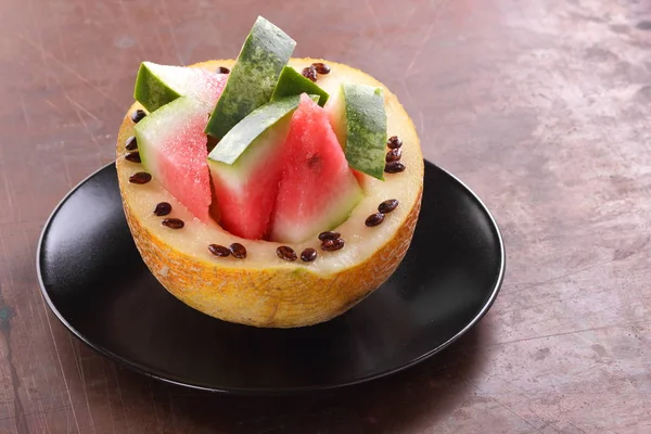 Siyah bir plaka üzerinde karpuz kavun dolması