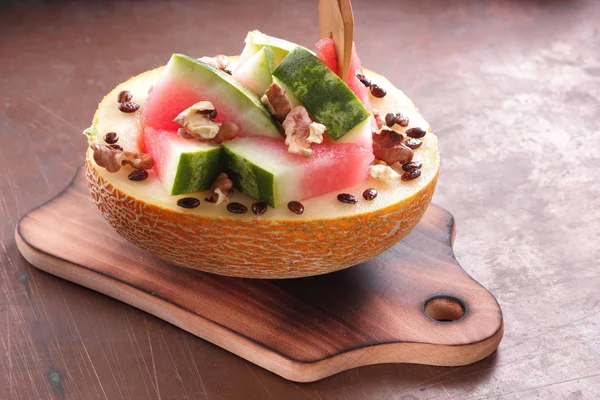 Bir ahşap tahta üzerinde ceviz serpilir karpuz, kavun dolması