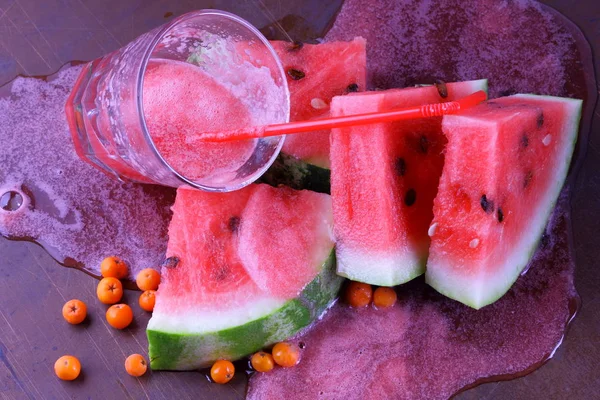 Vattenmelon cocktail och skivor vattenmelon på en gammal rostig bakgrund — Stockfoto
