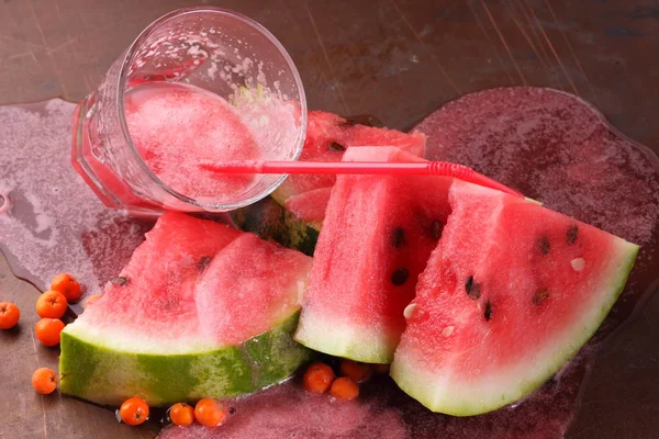 Vattenmelon cocktail och skivor vattenmelon på en gammal rostig bakgrund — Stockfoto