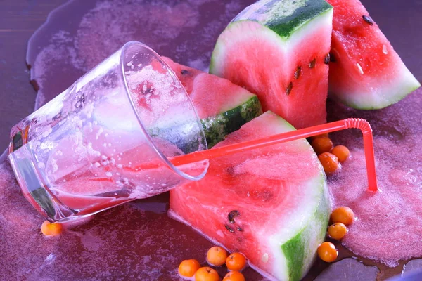 Wassermelonencocktail und Scheiben Wassermelone auf einem alten rostigen Hintergrund — Stockfoto