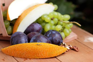 Üzüm, ceviz ve mor Erik penceresinde dağ kül, kavun