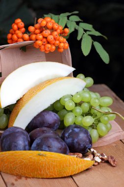 Üzüm, ceviz ve mor Erik penceresinde dağ kül, kavun