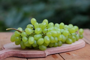 Bir sürü bir pencere üzerinde ahşap sepet içinde Yeşil üzüm