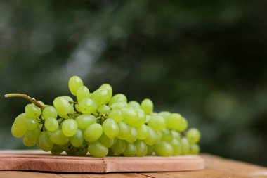 Bir sürü bir pencere üzerinde ahşap sepet içinde Yeşil üzüm