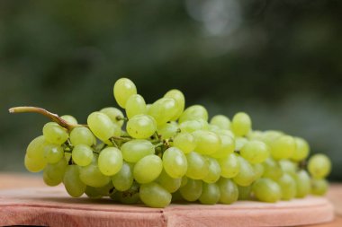 Bir sürü bir pencere üzerinde ahşap sepet içinde Yeşil üzüm