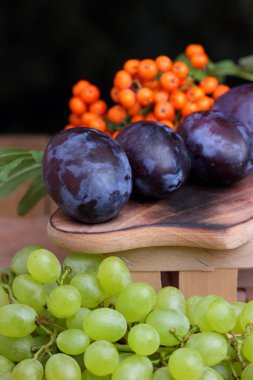 Yeşil üzüm, Erik ve dağ kül ahşap sepet içinde