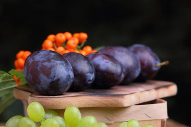 Yeşil üzüm, Erik ve dağ kül ahşap sepet içinde