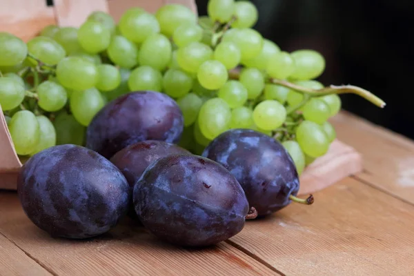 Yeşil üzüm, Erik ve dağ kül ahşap sepet içinde