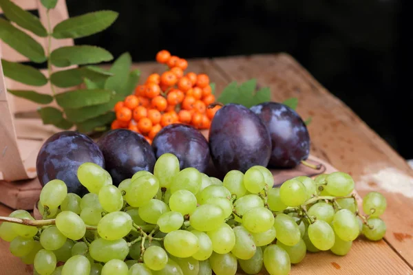 Yeşil üzüm, Erik ve dağ kül ahşap sepet içinde