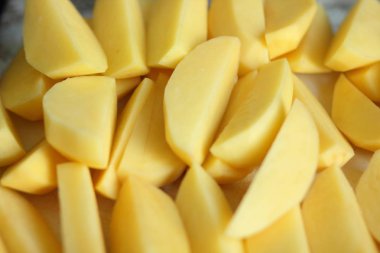 Tasarımcı için pişirmeden önce ham patates kesmek