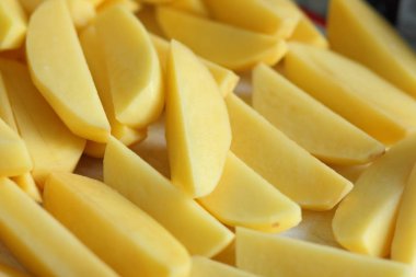 Tasarımcı için pişirmeden önce ham patates kesmek