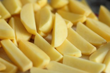 Tasarımcı için pişirmeden önce ham patates kesmek