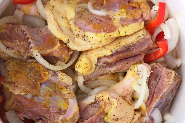 Сырое мясо утки в маринаде и со специями перед приготовлением — стоковое фото