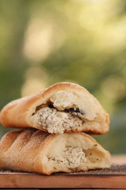 Yalnızca gelen retro tarzı fırında süzme peynir ile Yunan pasta