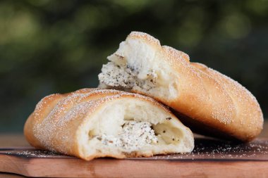 Yalnızca gelen retro tarzı fırında süzme peynir ile Yunan pasta