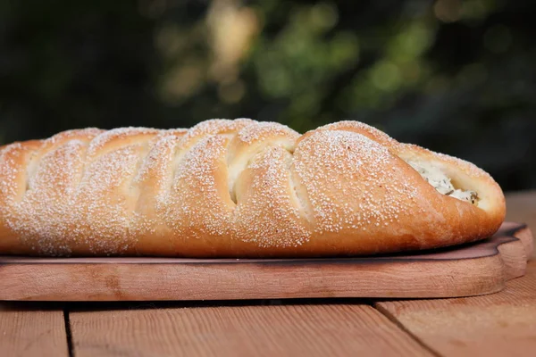 Yalnızca gelen retro tarzı fırında süzme peynir ile Yunan pasta