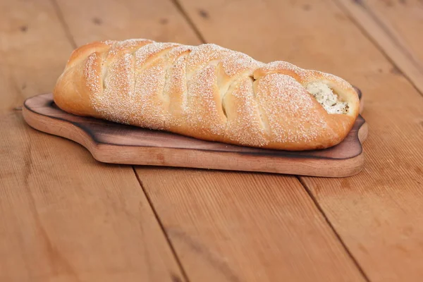 Yalnızca gelen retro tarzı fırında süzme peynir ile Yunan pasta