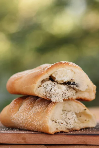 Yalnızca gelen retro tarzı fırında süzme peynir ile Yunan pasta