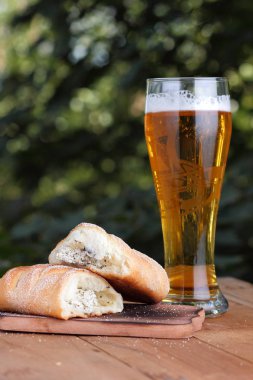 Bir bardak lor açık havada Yunan pasta ile hafif bira